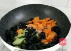 Illustration of how to make Mushu Pork 5