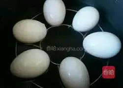 Illustration of how to make salted duck eggs 5