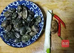 Illustration of how to cook scallops with green onions and ginger 1