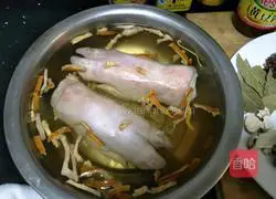 Illustration of how to make pork trotters in beer sauce 1