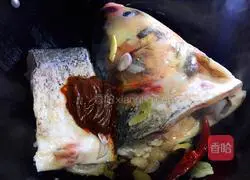 Illustration of making fish head cakes 6