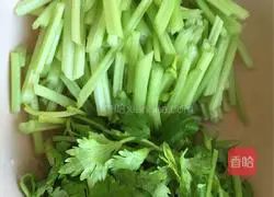 Illustration of how to make fried pork with parsley 3