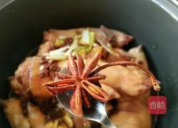 Illustration of how to make rice cooker sauced pig's trotters 9