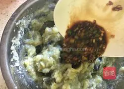 Illustration of how to mix eggplant and mashed potatoes 7