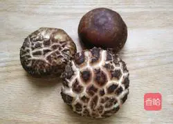  Illustration of how to stir-fry pork loin with mushroom slices 1