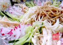 Illustration of how to make sesame chicken shredded cold noodles 13