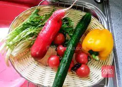 Illustration of how to make vegetable salad 4