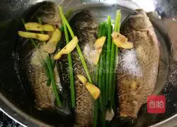 Illustration of how to make cold crucian carp (oil-free version) 4