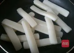 Illustration of how to make fried rice cakes with tomato sauce 3