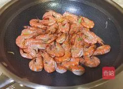 Illustration of how to make braised shrimp in oil 7