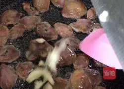 Illustration of how to make fried snow peas and sausage 8