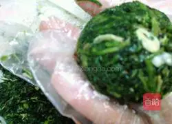 Illustration of how to make thin-crusted shepherd's purse dumplings with large fillings 6