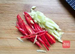 Illustration of how to stir-fry shredded pork with chives and moss 5