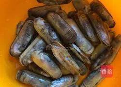 Illustration of how to steam razor clams with green and red wine 1