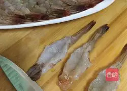 Illustration of how to make golden anchovy shrimp 4