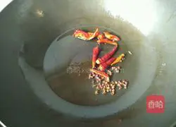 Illustration of how to stir-fry spicy bullfrog 3