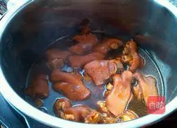 Illustration of how to make pork trotters with homemade sauce 5