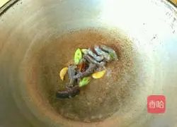 Illustration of how to stir-fry sea cucumber and luffa 3