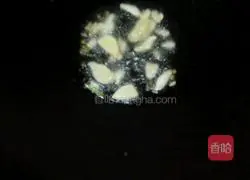 Illustration of how to cook twice-cooked pork with tea tree mushrooms 5