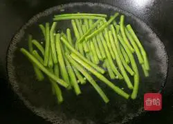 Illustration of how to make ginger cowpeas 5