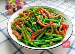 Illustration of how to stir-fry shredded pork with chives and moss 18