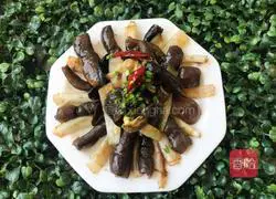 Onion Illustration of how to make fried sea cucumber 16