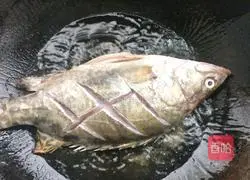 Illustration of how to make pan-fried stinky mandarin fish 5