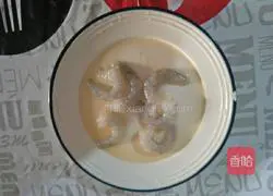 Fruit, Potato and Shrimp Salad (Illustration of Tips on How to Make Eggs Not Cracked 3