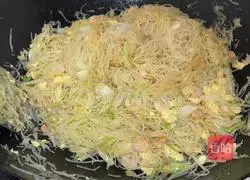 Illustration of how to make stir-fried vermicelli with cabbage and eggs 15