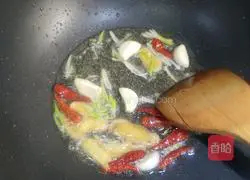 Illustration of how to make loach stewed tofu 3