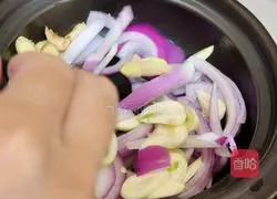 Illustration of how to make baked grass carp in casserole 4