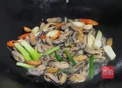 Illustration of how to make spicy stir-fried Haihong 4