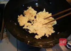 Illustration of how to make fried eggs with tomato sauce 6