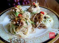 Illustration of how to make shredded chicken cold noodles 6
