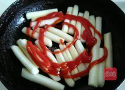 Illustration of how to make fried rice cakes with tomato sauce 6