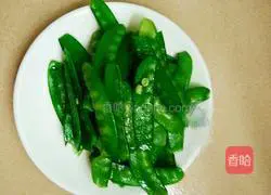 Illustration of how to make fried snow peas with sausage 4