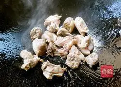 Illustration of how to make sour radish and old duck soup hot pot 4