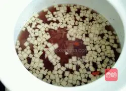 Illustration of how to make apple, tremella and lotus seed soup 4