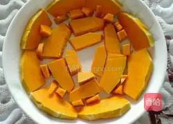 Illustration of how to make steamed pumpkin with lily and red dates 3