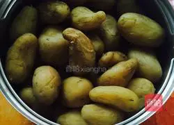 Illustration of how to make German potato salad 1