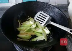 Illustration of how to make clam and loofah soup 4