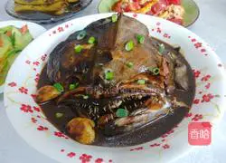 Red stew dish Illustration of making fish head 7