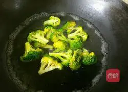 Illustration of how to make fried shrimps with broccoli 4