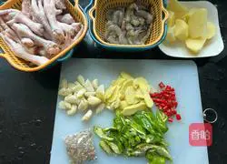 Illustration of how to make shrimp and chicken feet in hot pot 1