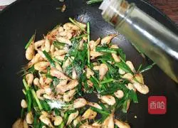 Illustration of how to make stir-fried river shrimp with leeks 12