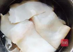 Illustration of how to make crystal meat skin jelly 1