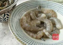 Illustration of how to make fried shrimps with crispy bread crumbs 1