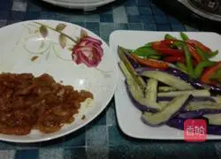 Illustration of how to stir-fry shredded pork and shredded eggplant 2