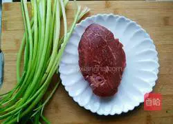 Illustration of how to make fried beef with celery 1