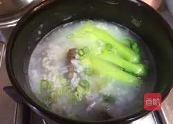 Illustration of how to make sea cucumber and vegetable porridge 4 